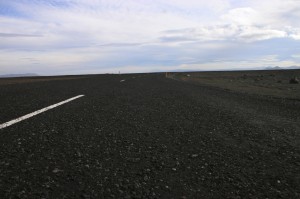 L asfalto ruvido e detritico  della infinta Ring Road che  costeggia per 1800 km l isola