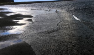 onde  sulla spiaggia nera di Husavik